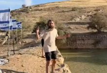 Photo of Kolonët izraelitë devijojnë ujin e palestinezëve dhe shndërrojnë një zonë arkeologjike në pishinë turistike