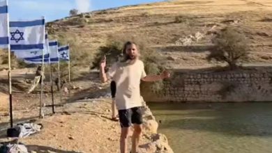 Photo of Kolonët izraelitë devijojnë ujin e palestinezëve dhe shndërrojnë një zonë arkeologjike në pishinë turistike