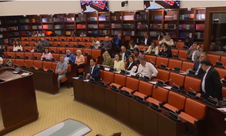 Tensione për ligjin për përfaqësim të drejtë  pushteti dhe opozita përplasen për amendamentet