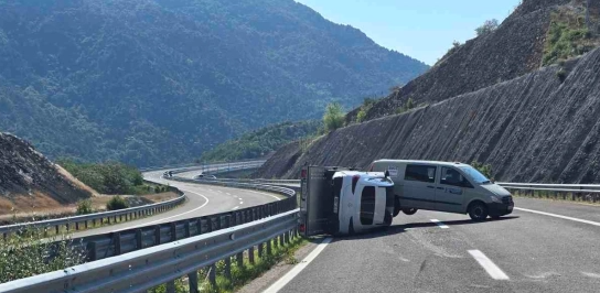 Përmbyset një kamion me rimorkio në autostradën drejt Gjevgjelisë