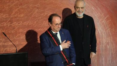 Photo of Rama pret ish presidentin francez, kryeministri i dorëzon Francois Hollande Medaljen e Artë të mirënjohjes