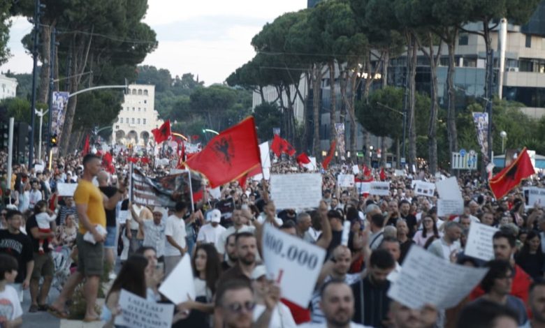Revolta në ditën e 11 të  Shqipëria në këmbë  sot protestë mbarë kombëtare para Kryeministrisë  Qytetarët kërkojnë dorëheqjen e Ramës
