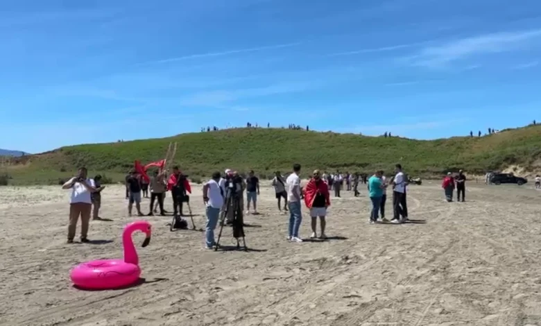 Protesta për projektin e Zvërnecit  vetëm dhjetëra protestues me pankarta në plazhin e Dalanit