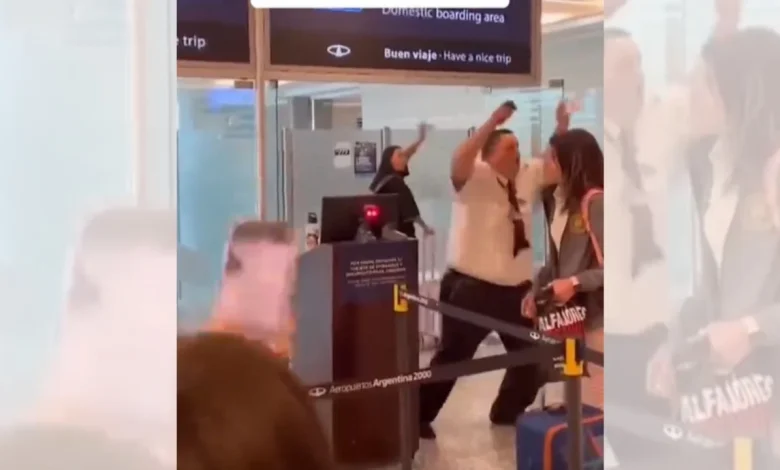 Video  Momenti epik  sigurimi i aeroportit  braktis  pasagjerët për të festuar golin e Messit