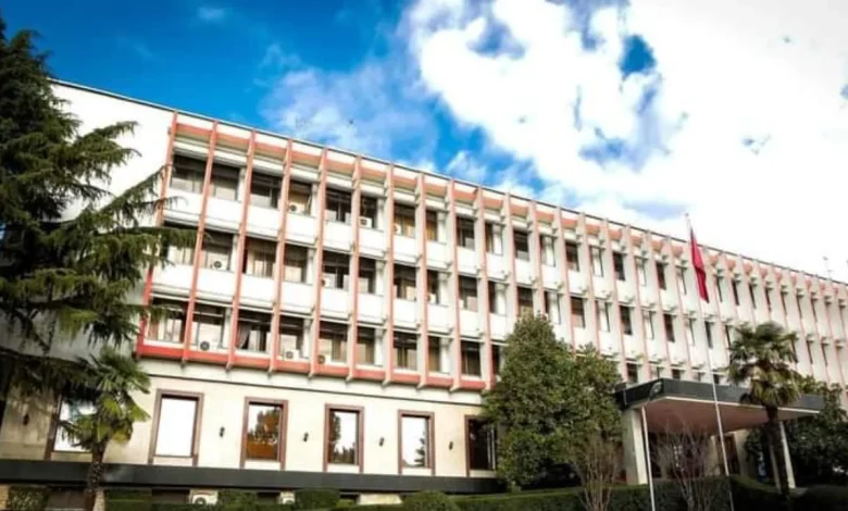 Heqja e flamurit të Ambasadës së Izraelit nga protestuesit në Tiranë  reagon Ministria e Jashtme  Akt i turpshëm dhe i papranueshëm