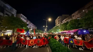 Photo of LIVE/ Pas 3 orësh protestë te Kryeministria, qytetarët marshojnë në rrugët e kryeqytetit. Përplasje me anëtarët e FRPD, thirrje për mbledhjen e një Kuvendi Kombëtar