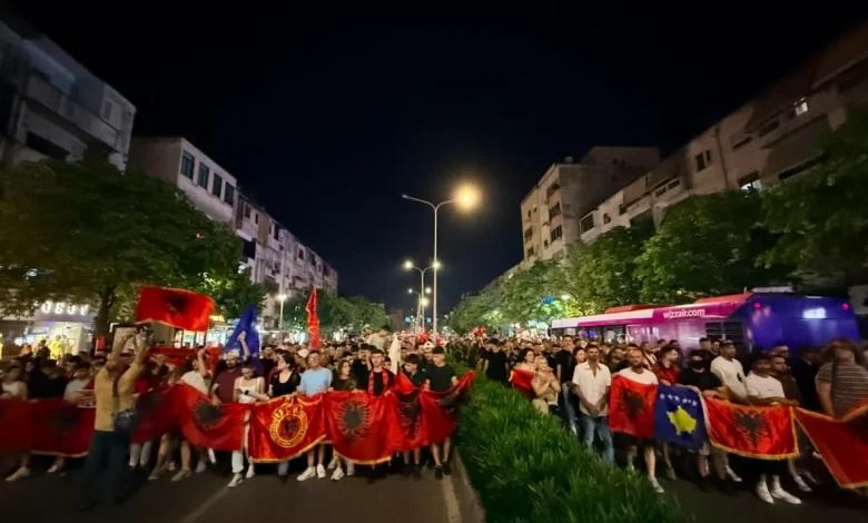 LIVE  Pas 3 orësh protestë te Kryeministria  qytetarët marshojnë në rrugët e kryeqytetit  Përplasje me anëtarët e FRPD  thirrje për mbledhjen e një Kuvendi Kombëtar