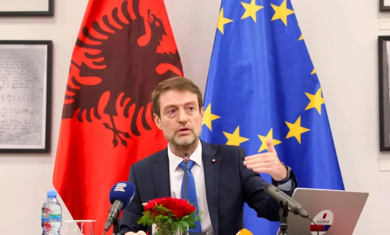  Protesta nuk e dëmton integrimin   ministri Ferit Hoxha i përgjigjet gazetarëve të BE së  Tubimet tregojnë që Shqipëria ka demokraci