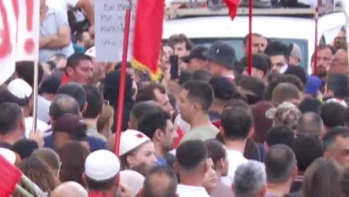 Photo of LIVE/ “Kujdes, është provokim”, tensione në protestën e 15-të. Ç’ndodhi para Kryeministrisë, qytetarët marshojnë nëpër kryeqytet