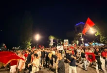 Photo of Live/ “Çohuni nga kafja”, dita e 19-të e tubimit, protestuesit marshojnë në rrugët e kryeqytetit, thirrje qytetarëve: Bashkohuni me ne