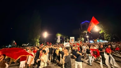 Photo of Live/ “Çohuni nga kafja”, dita e 19-të e tubimit, protestuesit marshojnë në rrugët e kryeqytetit, thirrje qytetarëve: Bashkohuni me ne