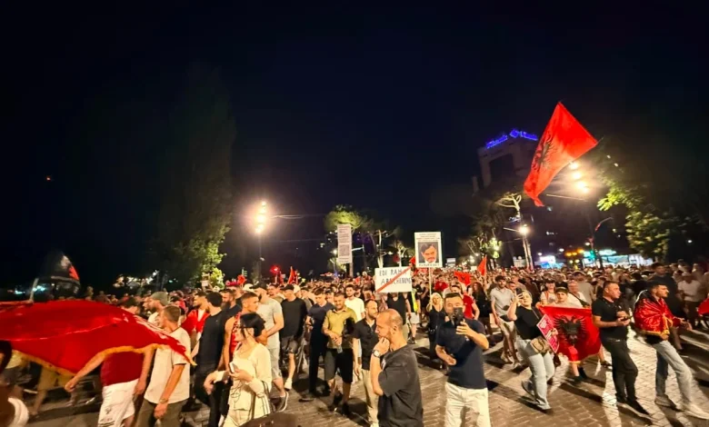 Live   Çohuni nga kafja   dita e 19 të e tubimit  protestuesit marshojnë në rrugët e kryeqytetit  thirrje qytetarëve  Bashkohuni me ne