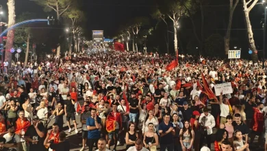 Photo of Dita e 21-të e tubimit! Nis marshimi i protestuesve: Do rrethojmë Kryeministrinë. Afat Ramës dhe thirrje Berishës për dorëheqje, bashkohet ish-deputetja e PS