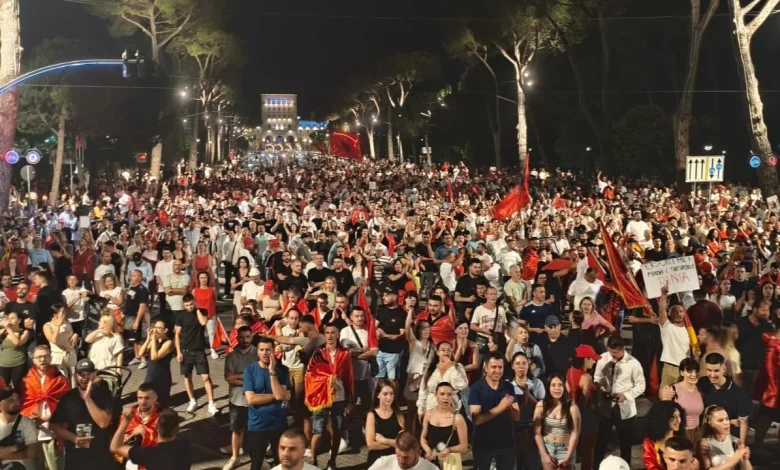 Dita e 21 të e tubimit  Nis marshimi i protestuesve  Do rrethojmë Kryeministrinë  Afat Ramës dhe thirrje Berishës për dorëheqje  bashkohet ish deputetja e PS