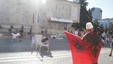 Photo of Një grup protestuesish vijon të qëndrojë që prej mbrëmjes së djeshme përpara Kryeministrisë, policia i paralajmëron për paligjshmërinë e bllokimit të Bulevardit