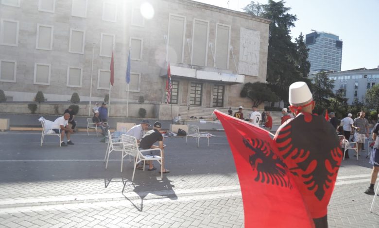 Një grup protestuesish vijon të qëndrojë që prej mbrëmjes së djeshme përpara Kryeministrisë  policia i paralajmëron për paligjshmërinë e bllokimit të Bulevardit