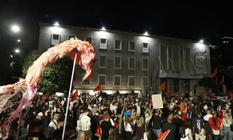 Qeveri teknike me mandat 12 mujor  ndryshim i Kushtetutës dhe Kodit Zgjedhor  protestuesit rendisin 5 kërkesa  Kryeministri jo më shumë se 2 mandate