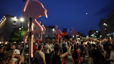 Photo of Dita e 26-të e protestës, qytetarët marshojnë në kryeqytet, ulen këmbëkryq para Parlamentit: Shqipëria kërkon revolucion