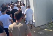 Photo of Tensione në aeroportin e Vlorës, përplasje mes përfaqësuesve të kompanisë MABCO, nënkontraktorëve dhe rojeve të sigurisë! Nxirren me forcë punonjësit