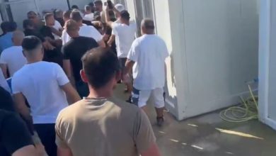 Photo of Tensione në aeroportin e Vlorës, përplasje mes përfaqësuesve të kompanisë MABCO, nënkontraktorëve dhe rojeve të sigurisë! Nxirren me forcë punonjësit