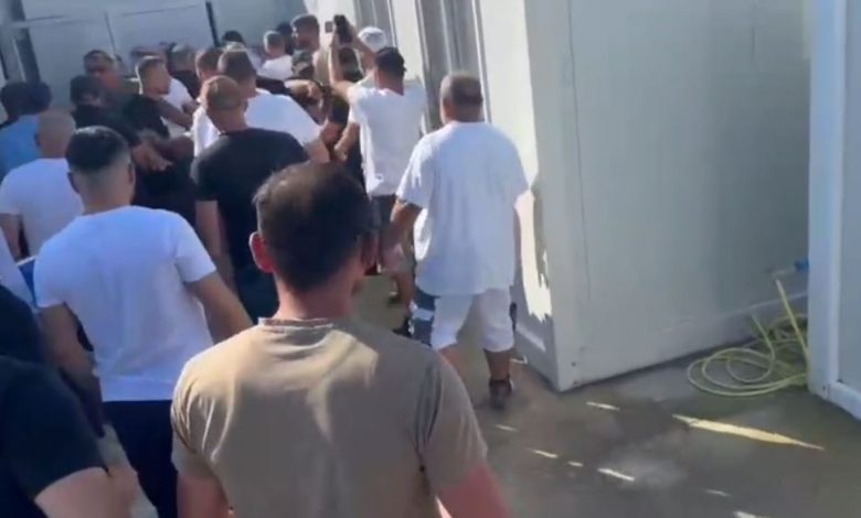 Tensione në aeroportin e Vlorës  përplasje mes përfaqësuesve të kompanisë MABCO  nënkontraktorëve dhe rojeve të sigurisë  Nxirren me forcë punonjësit