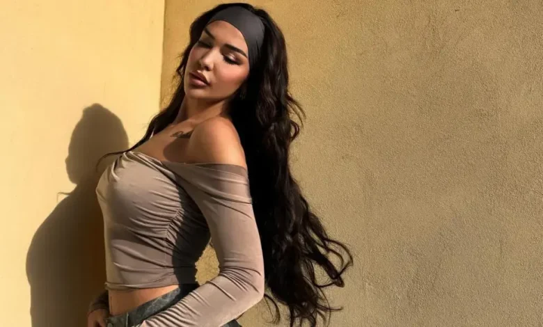 Ana çmend rrjetin me bikinit rozë provokuese