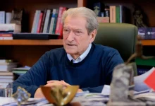 Photo of Berisha: Mbrëmë shqiptarët përsëritën 20 Shkurtin e 1991, i organizuan Edi Ramës me simbolizma, funeralin e tij politik