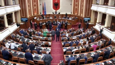 Photo of Berisha në foltore, deputetët e tij e rrethojnë dhe përplasen me Peleshin, kreu i PD: Të vijë Rama këtu