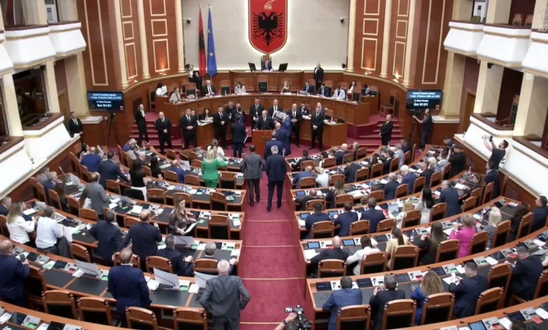 Berisha në foltore  deputetët e tij e rrethojnë dhe përplasen me Peleshin  kreu i PD  Të vijë Rama këtu