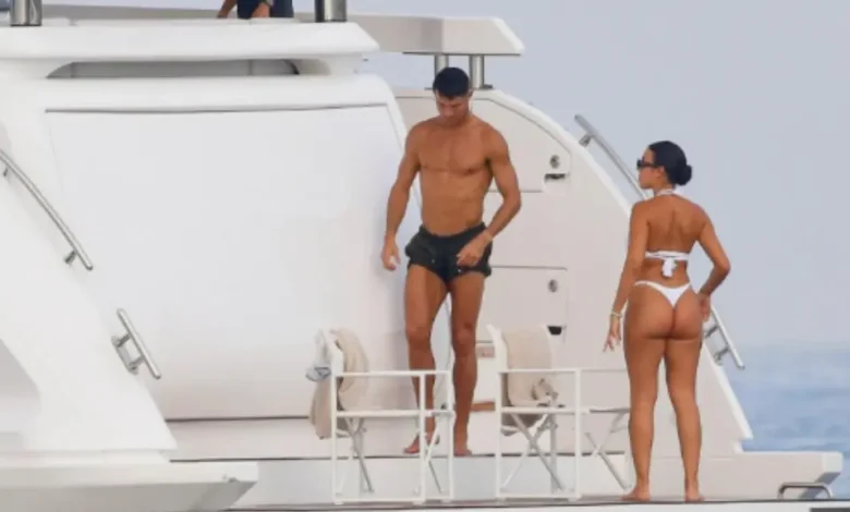 Fotot e Georginës po bëjnë xhiron e botës  paparacët e kapin në një jaht