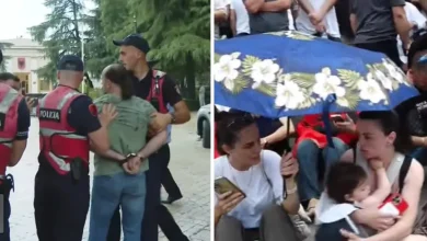 Photo of Lirohet Dritan Goxhaj, protestuesit e presin me brohoritje jashtë Komisariatit nr.1, rruga vijon të jetë e bllokuar