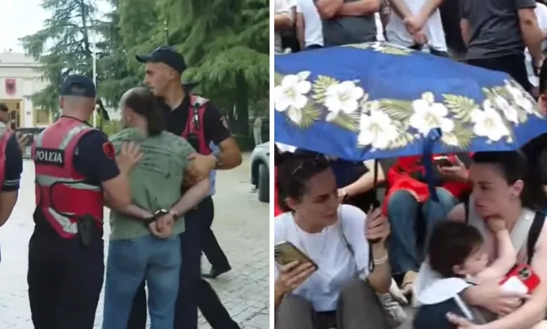 Lirohet Dritan Goxhaj  protestuesit e presin me brohoritje jashtë Komisariatit nr 1  rruga vijon të jetë e bllokuar