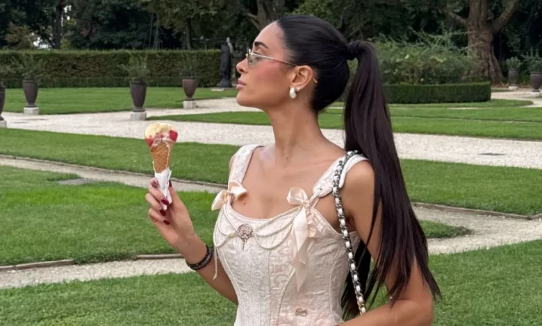 Stili i Jori Dellit në këtë fotografi  shumë i kërkuar nga vajzat për këtë verë