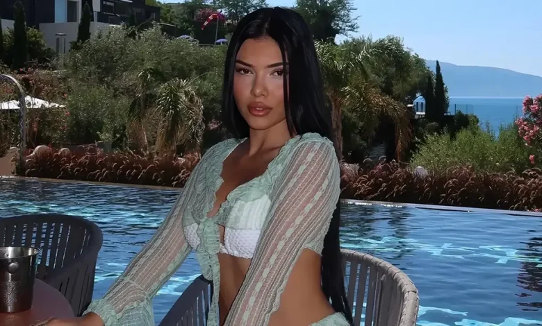 Ledina vë në pah format elegante pranë pishinës luksoze