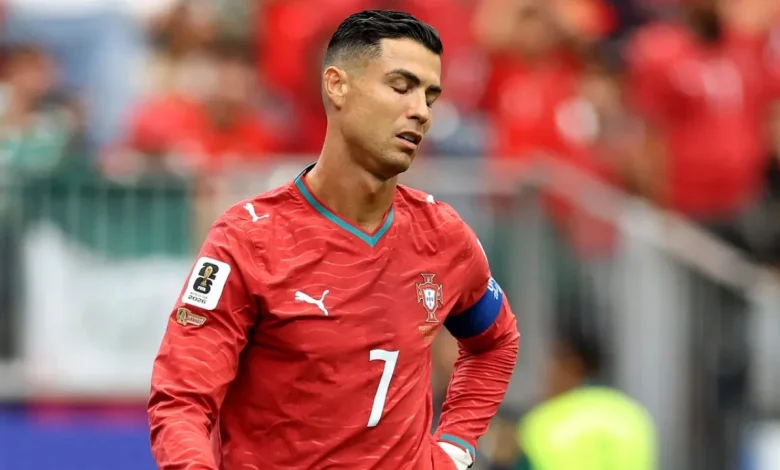  10 burra dhe një statujë   Media britanike kryqëzon Ronaldon  Portugalia po sakrifikon një tjetër Botëror për egon e tij 