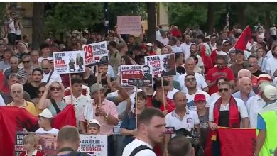 Photo of Tubimi kundër kryeministrit, shqiptarët kërkojnë dorëheqjen e tij/ Arben Kola: Rama ka vjedhur, t’i konfiskohet pasuria