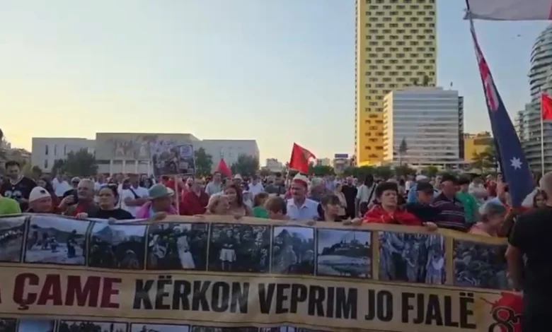 Sot dita e 28 të e protestës  qytetarët mblidhen në sheshin  Skënderbej  para marshimit drejt Kryeministrisë