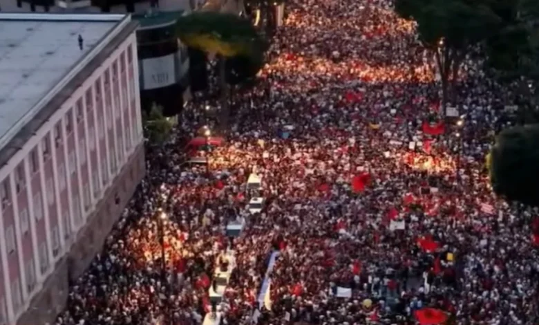  Po linçohen mbi 20 gazetarë me kontribut   Unioni i Gazetarëve reagon për gjuhën e përdorur në protestë  Policia dhe Prokuroria të vihen në lëvizje  është akt kriminal publik