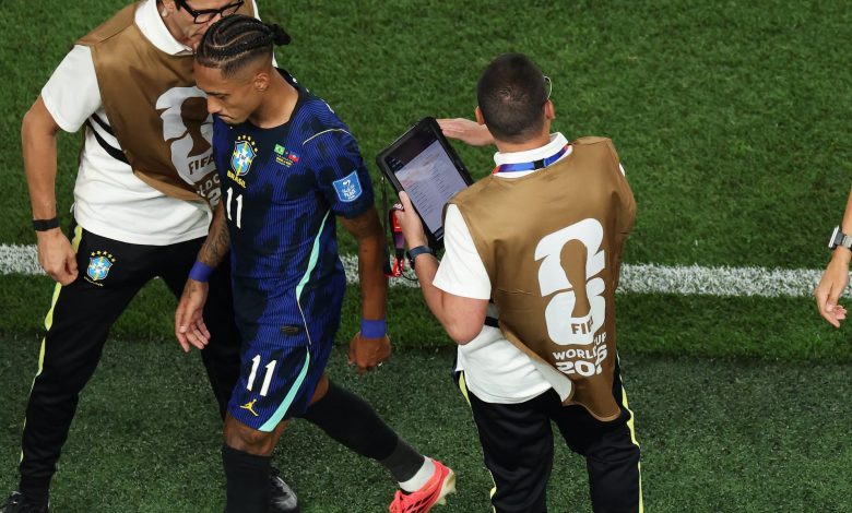 Brazili ka marrë një lajm shqetësues gjatë ndeshjes ndaj Haitit në kuadër të Grupit C të Kupës së Botës 2026  pasi sulmuesi Raphinha u detyrua të largohej nga fusha për shkak të një dëmtimi  Federata Braziliane e Futbollit  CBF  bëri të ditur se   