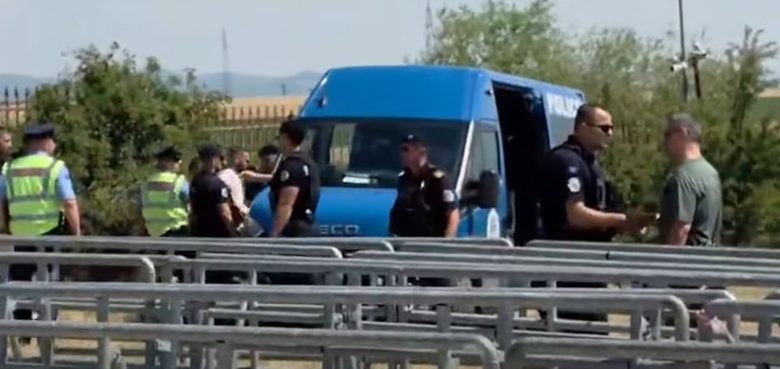 Pas përmbylljes së  Vidovdanit  në Gazimestan  policia ndalon disa serbë për këngë nacionaliste
