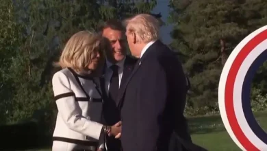 Photo of Moment i sikletshëm në G7/ Trump mban për 13 sekonda dorën e Brigitte Macron dhe shkakton reagime
