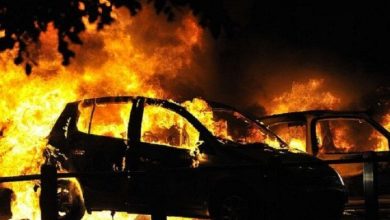 Photo of Digjet një veturë në Leshnicën e Epërme, zjarri përfshin barin e thatë dhe shkurret