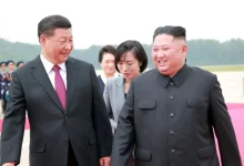 Photo of Presidenti i Kinës Xi Jinping viziton Korenë e Veriut, pritet me ceremoni madhështore dhe të shtëna topi nga Kim Jong Un