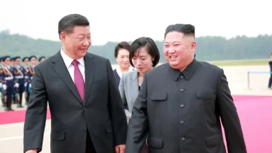Photo of Presidenti i Kinës Xi Jinping viziton Korenë e Veriut, pritet me ceremoni madhështore dhe të shtëna topi nga Kim Jong Un