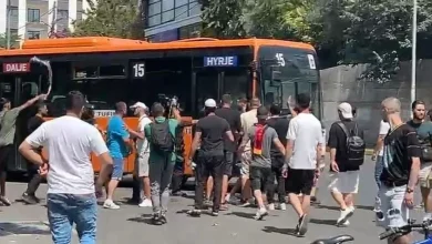 Photo of Protestuesit përplasen me faturinon dhe shoferin e autobusit në Tiranë