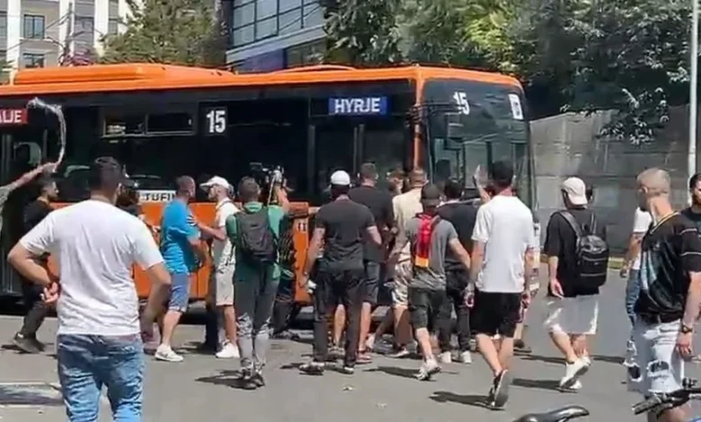 Protestuesit përplasen me faturinon dhe shoferin e autobusit në Tiranë