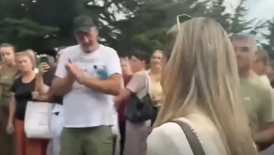 Photo of Punëtorët e “Vitës” e përcjellin me duartrokitje ironike inspektoren që s’tregoi asgjë në lidhje me kontrollën (VIDEO)
