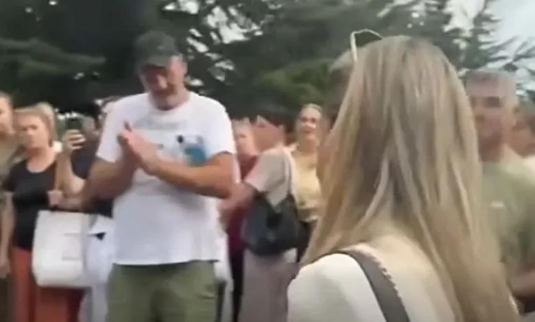 Punëtorët e  Vitës  e përcjellin me duartrokitje ironike inspektoren që s tregoi asgjë në lidhje me kontrollën  VIDEO 