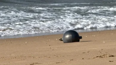 Photo of Sfera të mistershme shfaqen në një plazh të Australisë, nisin hetimet