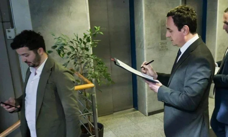  Asistenti i Kurtit kishte profil të rremë me emrin  Axhi Tator   përmes së cilit sulmonte ata që dilnin nga partia 